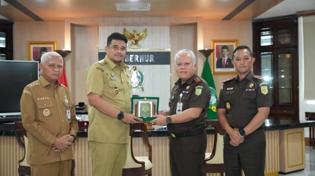 Gubernur Sumatera Utara (Sumut) Bobby Nasution menerima kunjungan Kepala Kejaksaan Tinggi Sumut Harli Siregar beserta jajarannya di Ruang Kerja Lantai 10 Kantor Gubernur Sumut Jalan Diponegoro Kota Medan, Selasa (12/8).