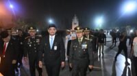 Gubernur Sumatera Utara Muhammad Bobby Afif Nasution bersama Wakil Gubernur Sumut Surya, Kapolda Sumut Irjen Wishnu Hermawan, Kajati Sumut Harli Siregar Ketua DPRD Sumut Erni Ariyanti Sitorus, Serta unsur Forkopimda lainnya, mengikuti Apel Kehormatan dan Renungan Suci dalam rangka HUT RI Ke-80 di Taman Makam Pahlawan, Jalan SM Raja Medan, Minggu dini hari (17/8/2025). Bertindak sebagai inspektur upacara Pangdam I Bukit Barisan Mayjend TNI Rio Firdianto.