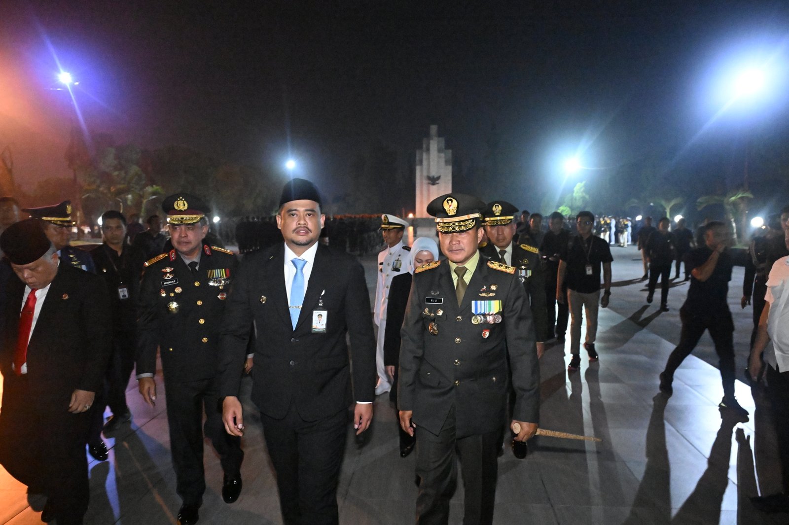 Gubernur Sumatera Utara Muhammad Bobby Afif Nasution bersama Wakil Gubernur Sumut Surya, Kapolda Sumut Irjen Wishnu Hermawan, Kajati Sumut Harli Siregar Ketua DPRD Sumut Erni Ariyanti Sitorus, Serta unsur Forkopimda lainnya, mengikuti Apel Kehormatan dan Renungan Suci dalam rangka HUT RI Ke-80 di Taman Makam Pahlawan, Jalan SM Raja Medan, Minggu dini hari (17/8/2025). Bertindak sebagai inspektur upacara Pangdam I Bukit Barisan Mayjend TNI Rio Firdianto.