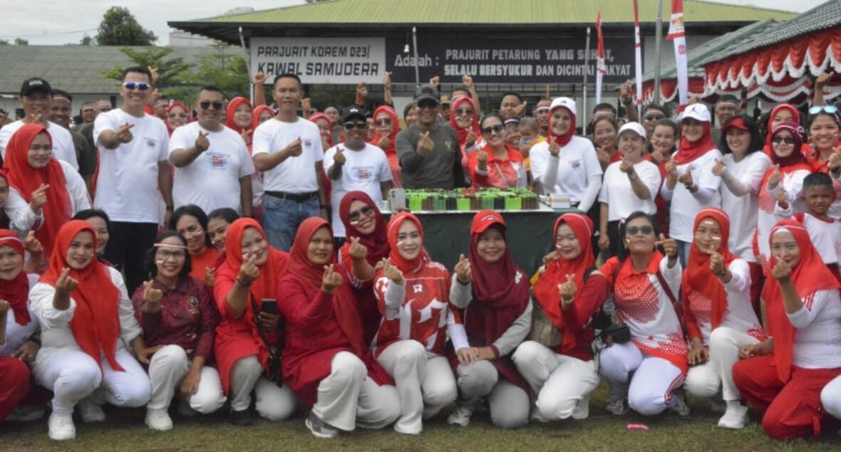Danrem foto bersama dengan Walikota Sibolga dan Forkopimda serta peserta lomaba, dilapangan Makorem 023/KS, Sabtu (16/8/2025).