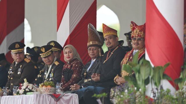 Gubernur Sumatera Utara (Sumut) Bobby Nasution memimpin Upacara Hari Ulang Tahun (HUT) ke-80 Kemerdekaan Republik Indonesia Tahun 2025 Provinsi Sumatera Utara di Lapangan Astaka Jalan William Iskandar, Percut Seituan, Deliserdang, Minggu (17/8/2025).