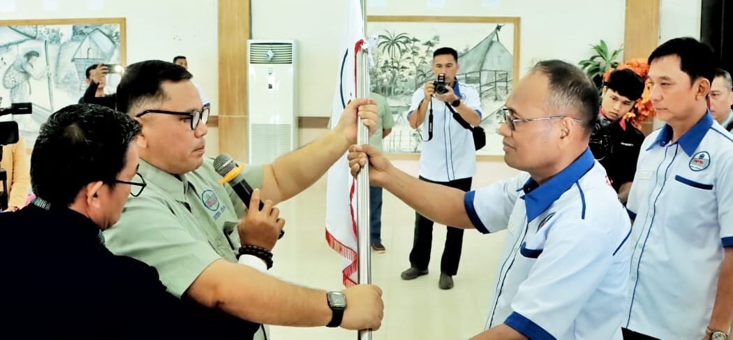 Bupati Simalungun, Dr. H. Anton Achmad Saragih saat serahkan bendera pataka kepada pengurus yang dilantik.