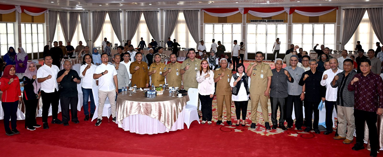Gubernur Sumatera Utara (Sumut) Muhammad Bobby Afif Nasution didampingi Wakil Gubernur Sumut Surya, Asisten Administrasi Umum Muhammad Suib, Kadis Kominfo Sumut Erwin Hotmansah Harahap, Kepala Bappeltbang Sumut Dikky Anugrah, serta Kabiro Adpim Sumut Ady Putra, bersilaturahmi dengan pimpinan redaksi media se-Sumut di Aula Tengku Rizal Nurdin, Rumah Dinas Gubernur, Jalan Sudirman, Medan, Senin (25/8/2025).