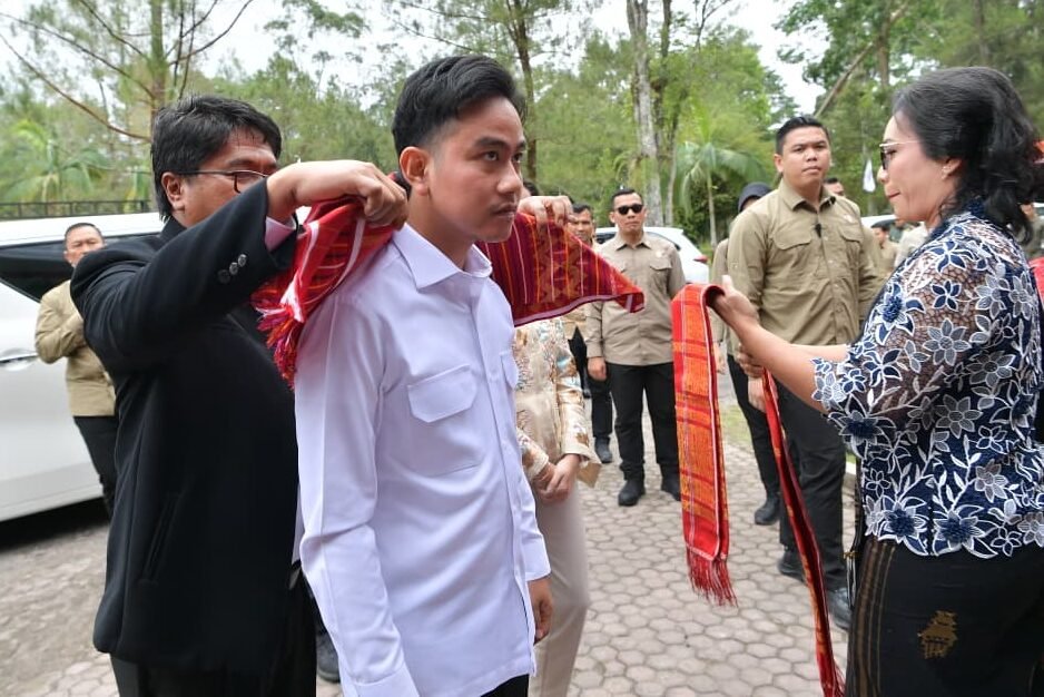 Gibran Rakabuming , Wakil Presiden RI, saat diulosi oleh Panitia Musyawarah