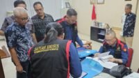 Tim khusus Kejaksaan Tinggi Sumut (Kejatisu) saat melakukan penggeledahan Kantor PTPN I Regional I yang berlokasi di Tanjung Morawa.