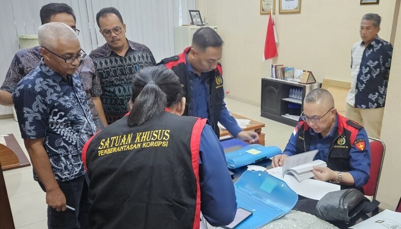 Tim khusus Kejaksaan Tinggi Sumut (Kejatisu) saat melakukan penggeledahan Kantor PTPN I Regional I yang berlokasi di Tanjung Morawa.