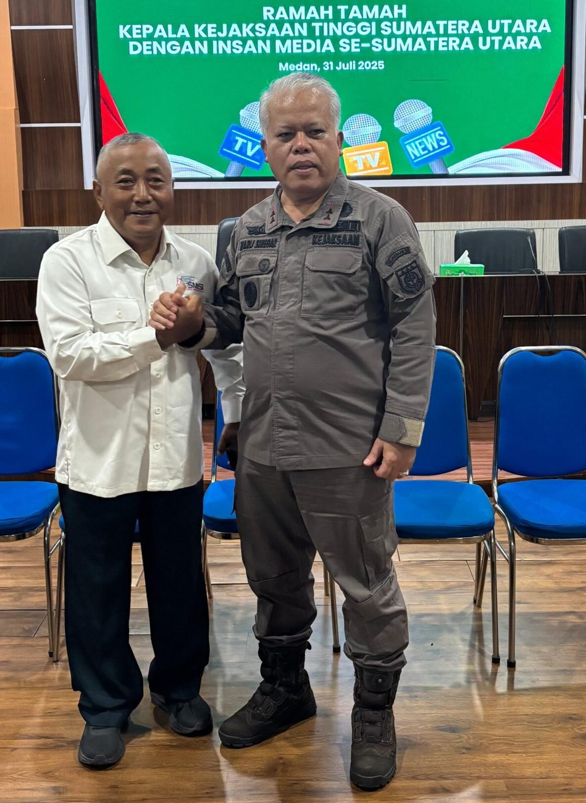 Kajati Sumatera Utara foto bersama Pemimpin Redaksi Media "Inimedan.com"