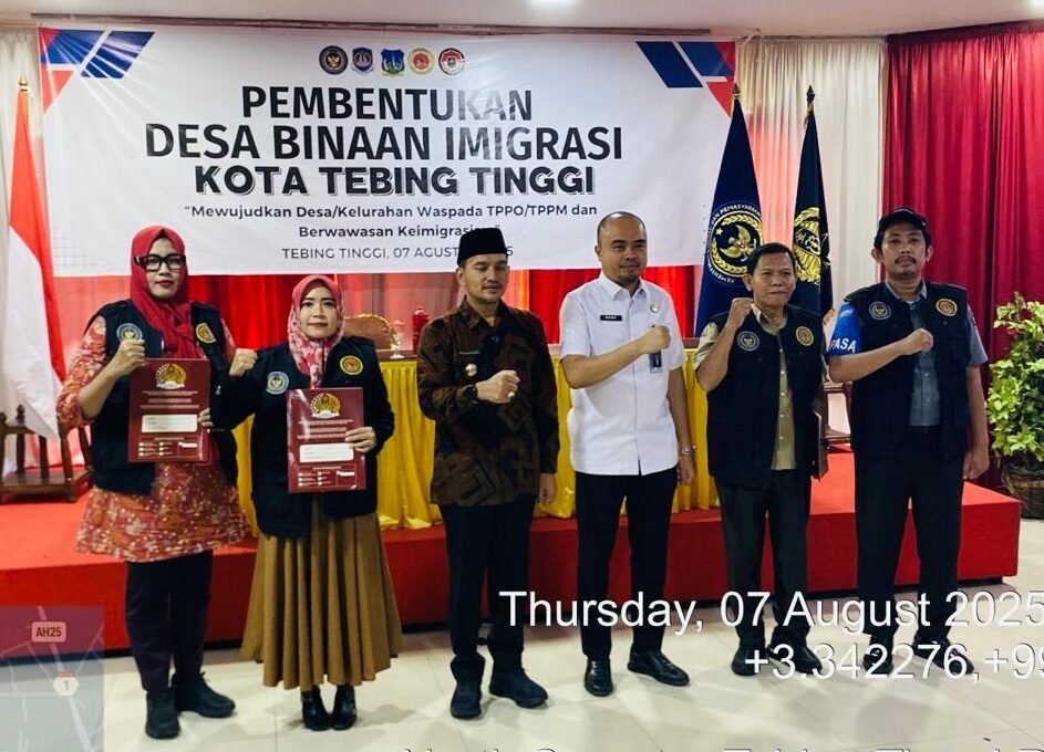 Wali Kota Tebing Tinggi (pakai peci), dan Kakanim Kelas II TPI Pematangsiantar foto bersama para peserta Binaan Imigrasi.
