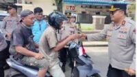 Kapolres Sibolga AKBP Eddy Inganta, SH, SIK, MH turun langsung membagikan Bendera Merah Putih kepada masyarakat. Selasa (5/8/2025).