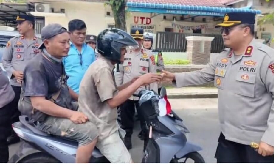 Kapolres Sibolga AKBP Eddy Inganta, SH, SIK, MH turun langsung membagikan Bendera Merah Putih kepada masyarakat. Selasa (5/8/2025).