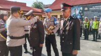 Kapolres Sibolga AKBP Eddy Inganta, SH, SIK, MH bertidak selaku Irup pada Upacara Wisuda Purna Bakti Personil, dan pengalungan tanda jasa serta pemberian cinderamata kepada 2 personil Polres Sibolga masa Purna Bakti, Senin (4/8/2025).