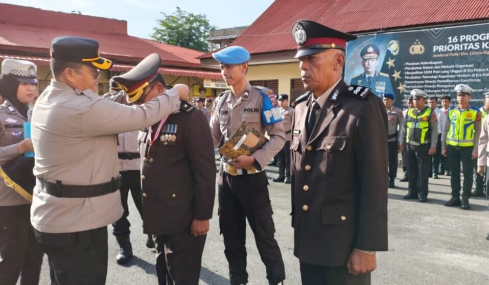 Kapolres Sibolga AKBP Eddy Inganta, SH, SIK, MH bertidak selaku Irup pada Upacara Wisuda Purna Bakti Personil, dan pengalungan tanda jasa serta pemberian cinderamata kepada 2 personil Polres Sibolga masa Purna Bakti, Senin (4/8/2025).