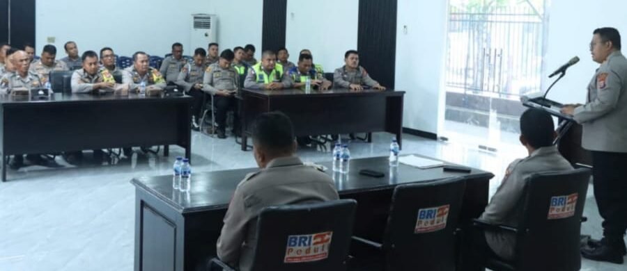 Kapolres Sibolga saat menyampaikan Sambutannya sekaligus membuka secara resmi Latkatpuan Polmas tahun 2025, di Aula Dr. HM. Jasin Polres Sibolga, Selasa (5/8/2025).