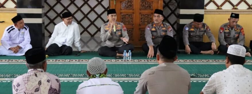Kapolres Tapteng saat memberikan arahan terkait Kamtibmas dan sekaligus foto bersama dengan Dewan Masjid dan Jemaah Masjid Nurul Waton, Kelurahan Lubuk Tukko Baru Pandan, Jum'at (1/8/2025). 