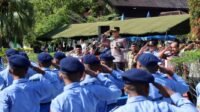 Kapolres Tapteng AKBP Wahyu Endrajaya,SIK, M.Si bertindak sebagai Inspektur Defile pada Upacara Pelantikan Siswa Baru SMA negeri 1 matauli Pandan, Jumat (9/8/2025).