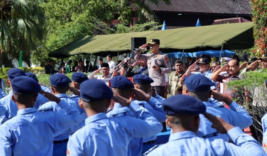 Kapolres Tapteng AKBP Wahyu Endrajaya,SIK, M.Si bertindak sebagai Inspektur Defile pada Upacara Pelantikan Siswa Baru SMA negeri 1 matauli Pandan, Jumat (9/8/2025).