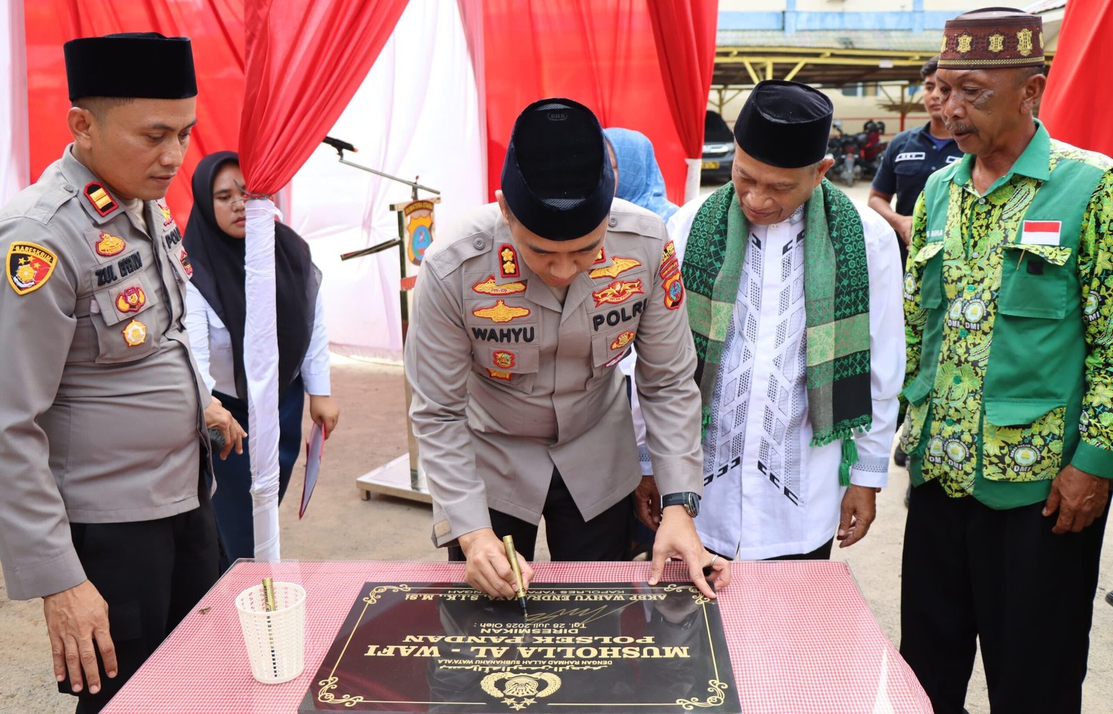 Kapolres Tapteng AKBP Wahyu Endrajaya, S.I.K.,M.Si saat menandatangani Prasasti Mushola Al-Wafi Polsek Pandan, Rabu (30/07/2025).