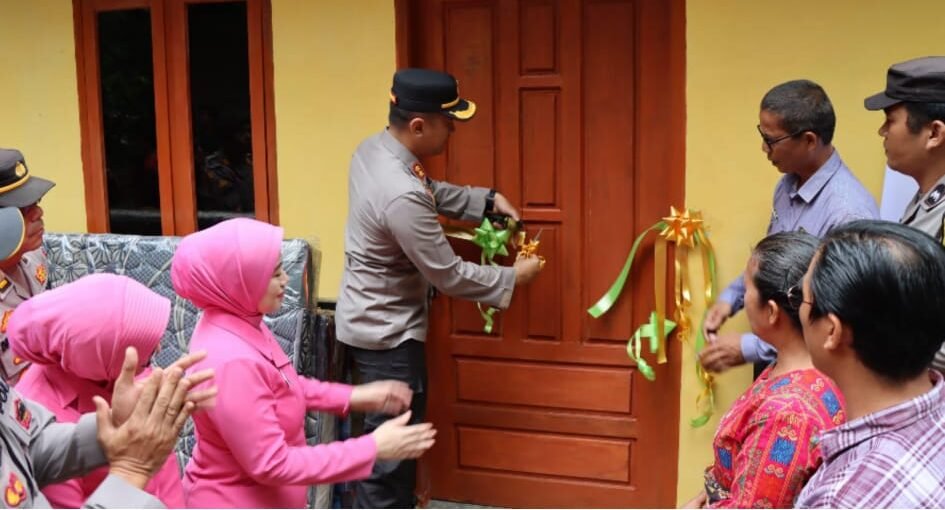 Kapolres didampingi Ketua Bayangkari Tapteng saat meresmikan pembangunan rehap RTLH milik Lisnawati Samosir di Desa Naga Timbul , Kecamatan Sitahuis Pandan, Jumat (8/8/2025).