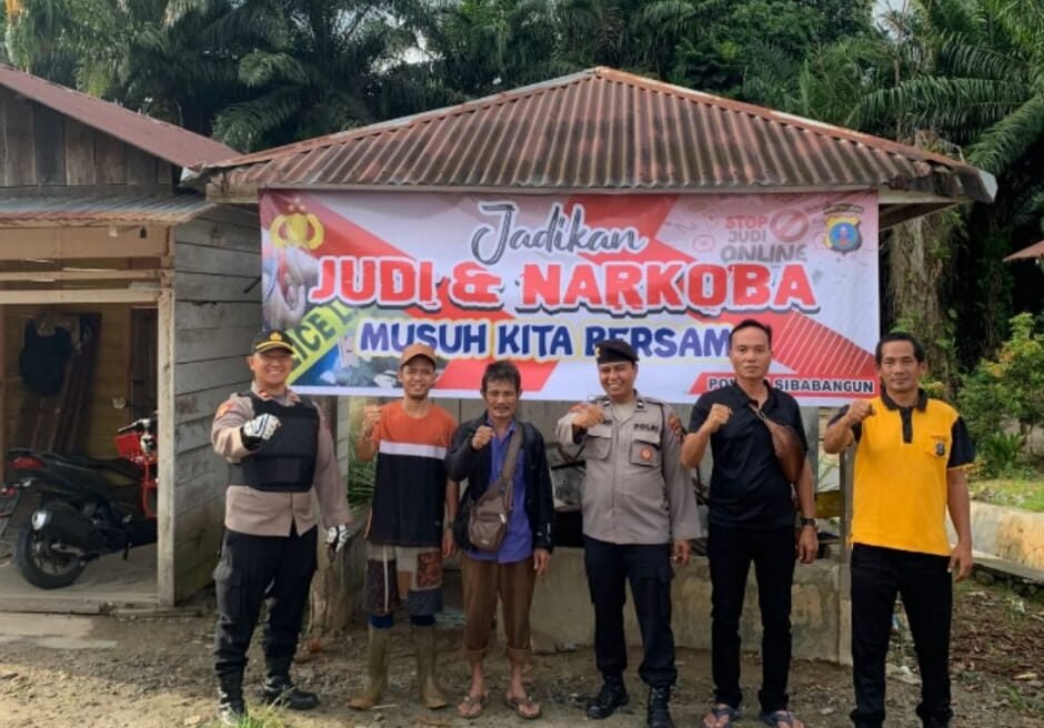 Kapolsek Sibabangun beserta personelnya foto bersama dengan masyarakat usai pemasangan spanduk "Stop dan Jauhi Narkoba", di Dusun I, Desa Pulo Pakkat Kecamatan Sukabangun Tapteng, Jumat (8//8/2025)