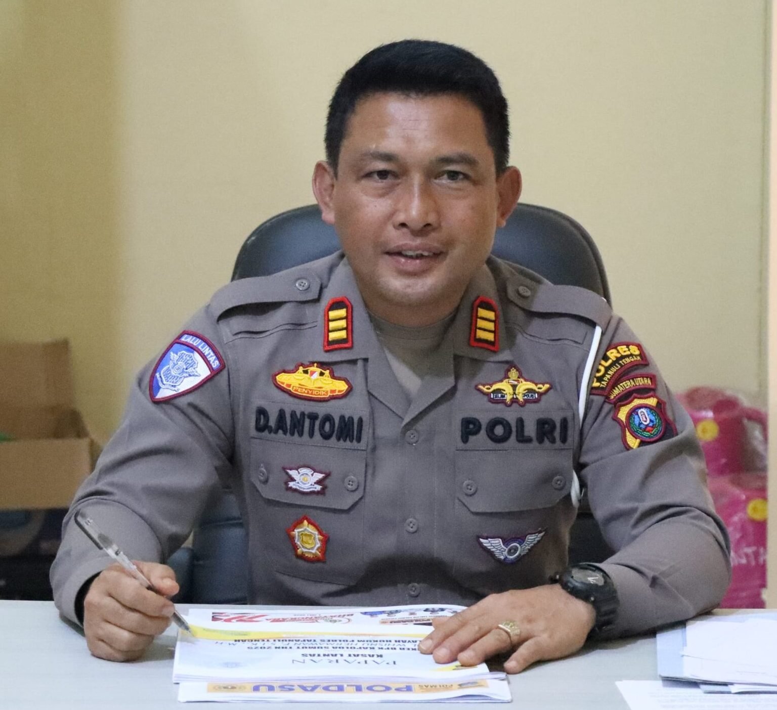 Kasat Lantas Tapteng AKP Dela Antomi saat memberikan keterangan hasil Ops Patuh Toba 2025 diruang kerjanya, senin (4/8/2025).