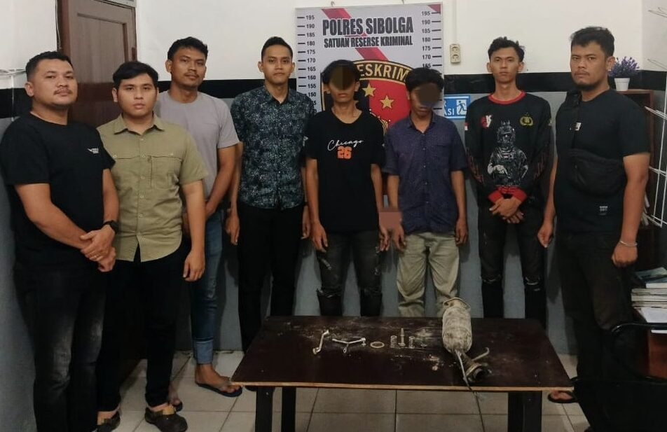 Kedua pelaku OOS (24) tahun dan SA (21) tahun saat dilakukan penyidikan di Mapolres Sibolga, Jumat (1/8/2025).