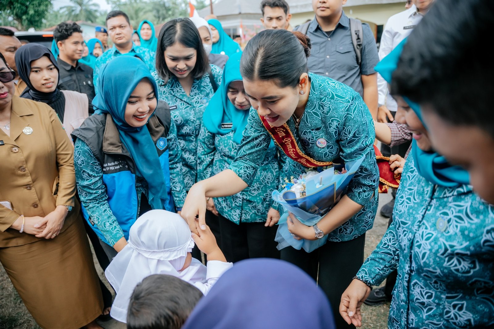 Ketua Tim Penggerak (TP) Pemberdayaan Kesejahteraan Keluarga (PKK) Provinsi Sumatera Utara (Sumut) Kahiyang Ayu, bersama Staf Ahli I TP PKK Sumut Titiek Sugiharti, meninjau dua Posyandu di Kabupaten Langkat, yaitu Posyandu Ar-Rayyan dan Posyandu Teratai Anggrek, keduanya berlokasi di Desa Telukbakung, Kecamatan Tanjungpura