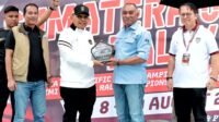 Bupati Simalungun saat serahkan trofi kepada para juara.