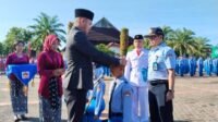 Kepala Dinas Pendidikan Provinsi Sumatera Utara Alexander Sinulingga saat melantik secara simbolis siswa/i SMAN 1 Matauli Pandan angkatan XXXll , Sabtu (09/08/2025).
