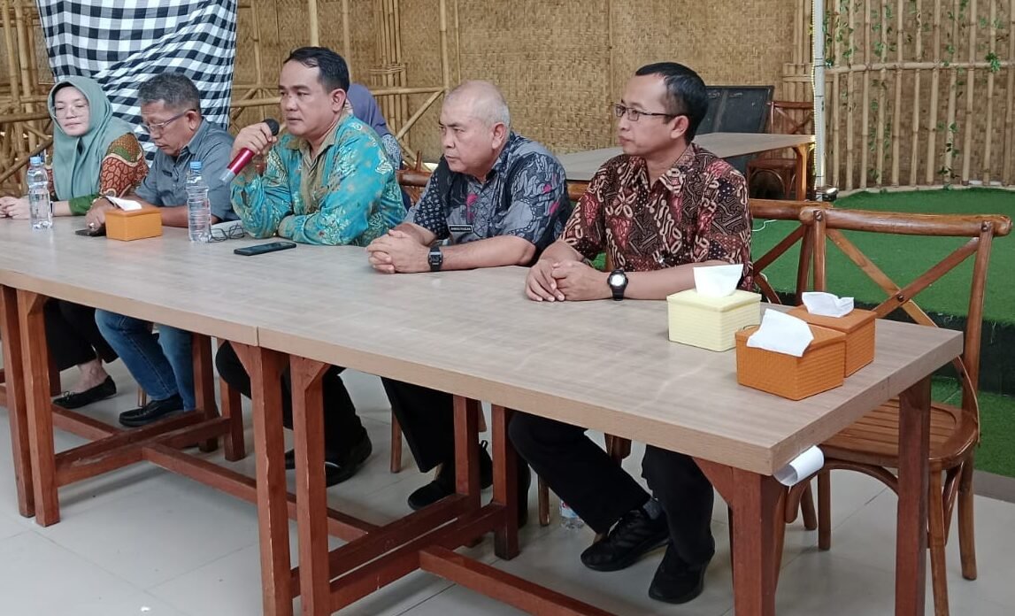 Kepala Perum Bilog Kanwil Sumut, Budi ahyanto (Tengah) saat menyampaikan paparannya.