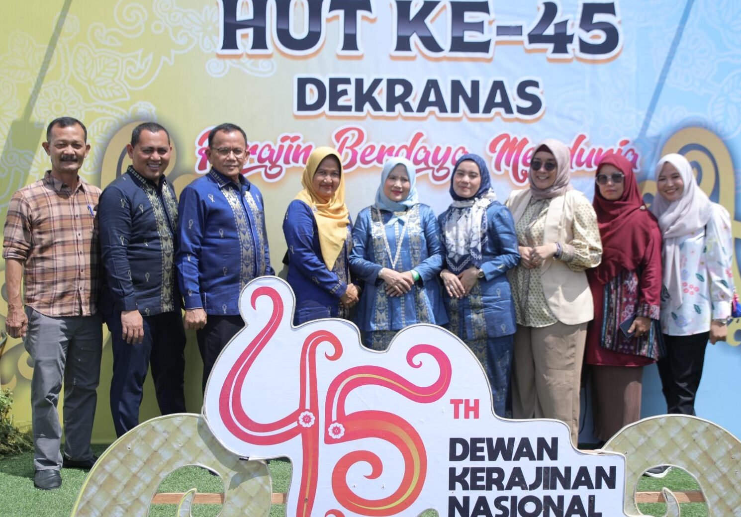 Ny Yusnila Indriati Taufik Zainal Abidin beserta rombongan dalam acara semarak perayaan HUT ke-45 Dekranas