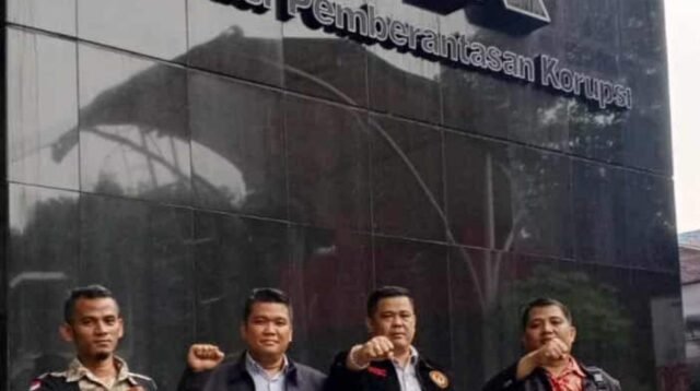 LSM KOREK saat datangi KPK untuk sampaikan laporan pengaduan dugaan korupsi terkait kasus Nikita Mirzani.