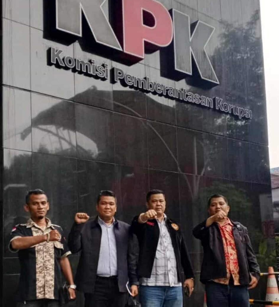LSM KOREK saat datangi KPK untuk sampaikan laporan pengaduan dugaan korupsi terkait kasus Nikita Mirzani.