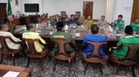 Wakil Gubernur Sumatera Utara (Sumut) .Surya menerima silaturahmi para pimpinan Organisasi Kepemudaan di Ruang Kerja Wakil Gubernur Lantai 9 Kantor Gubernur Sumut Jalan Diponegoro Kota Medan.Jumat (29/8). Kunjungan tersebut untuk menyampaikan dukungan sejumlah Organisasi Kepemudaan terhadap pemberantasan narkoba di Sumut.