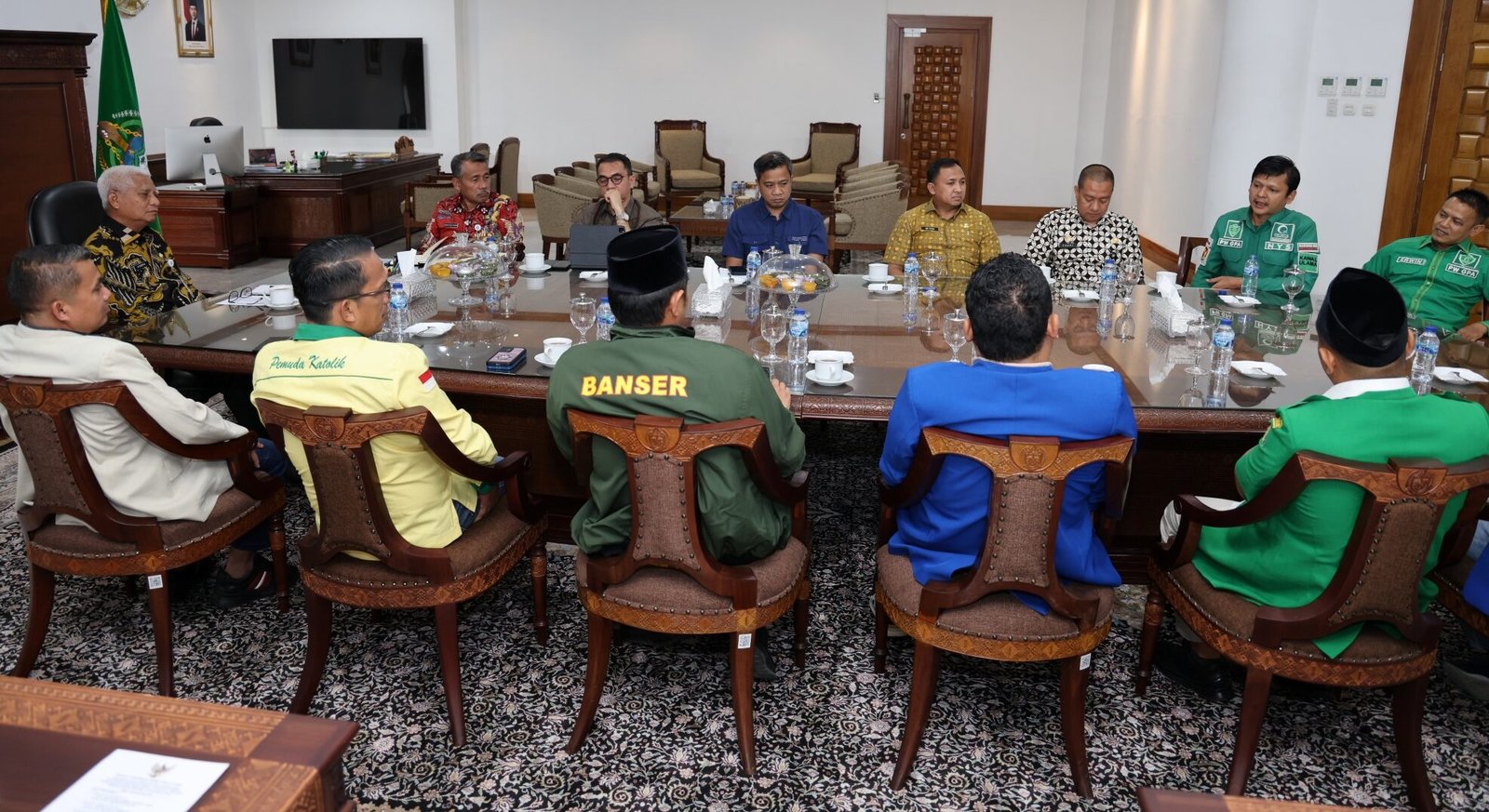 Wakil Gubernur Sumatera Utara (Sumut) .Surya menerima silaturahmi para pimpinan Organisasi Kepemudaan di Ruang Kerja Wakil Gubernur Lantai 9 Kantor Gubernur Sumut Jalan Diponegoro Kota Medan.Jumat (29/8). Kunjungan tersebut untuk menyampaikan dukungan sejumlah Organisasi Kepemudaan terhadap pemberantasan narkoba di Sumut.