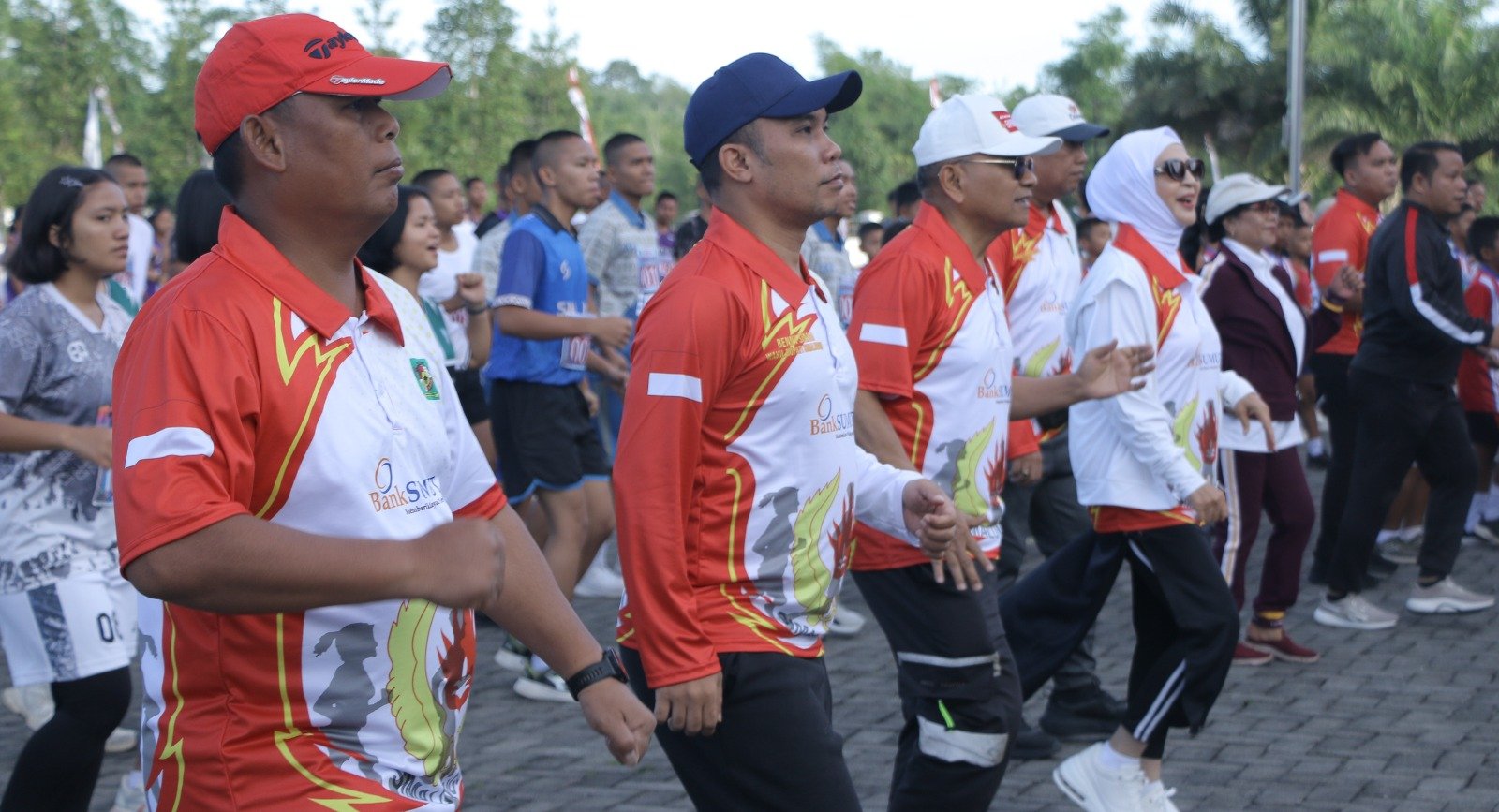 Bupati Simalungun, Dr. H. Anton Achmad Saragih didampingi Wakil Bupati, Benny Gusman Sinaga senam pagi bersama.*Foto/IMC/Neti#