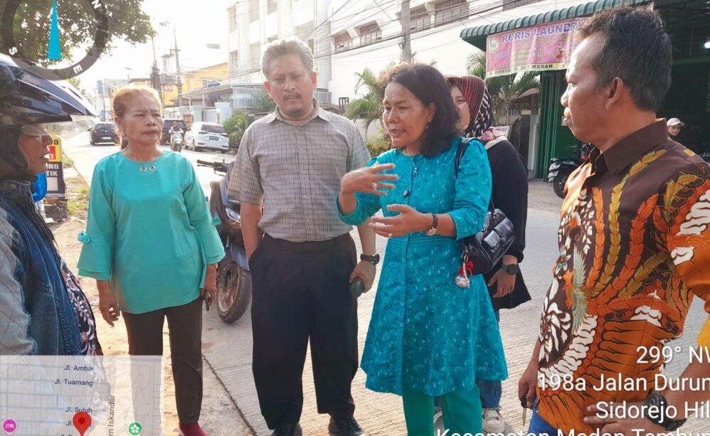 Anggota DPRD Medan (Golkar) Modesta Marpaung SKM tinjau drainase yang rusak dipadati lumpur dan sampah di Jl Durung, Kelurahan Sidorejo, Kecamatan Medan Tembung.
