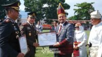 Kapolres dan Kajari saat menerima penghargaan dari Bupati Batu Bars pada puncak acara HUT RI Ke 80 di Lapangan blok 8 Lima Puluh