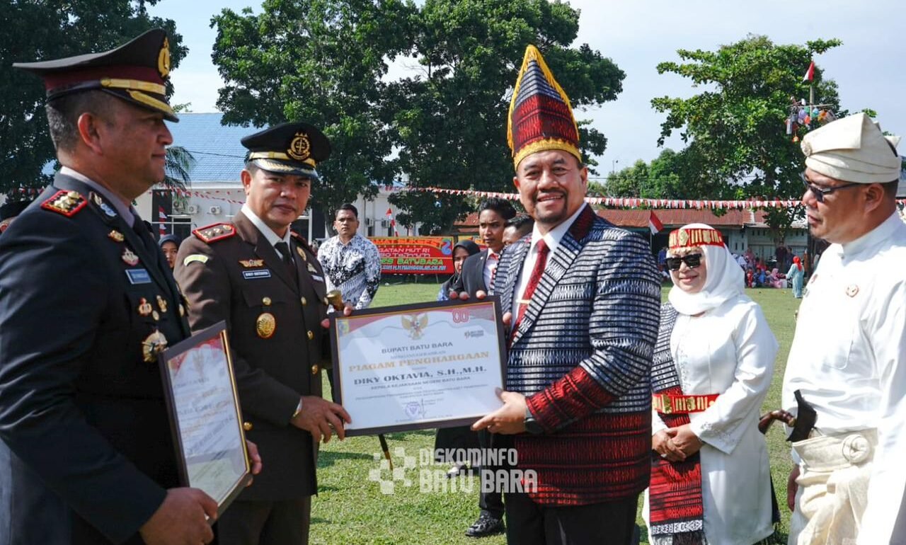 Kapolres dan Kajari saat menerima penghargaan dari Bupati Batu Bars pada puncak acara HUT RI Ke 80 di Lapangan blok 8 Lima Puluh