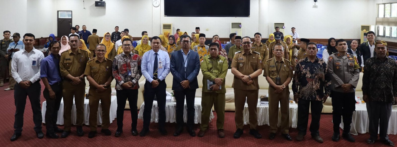 Muhammad Fadly Abdina foto bersama pengurus Bank Sampah Mawar Bestari 