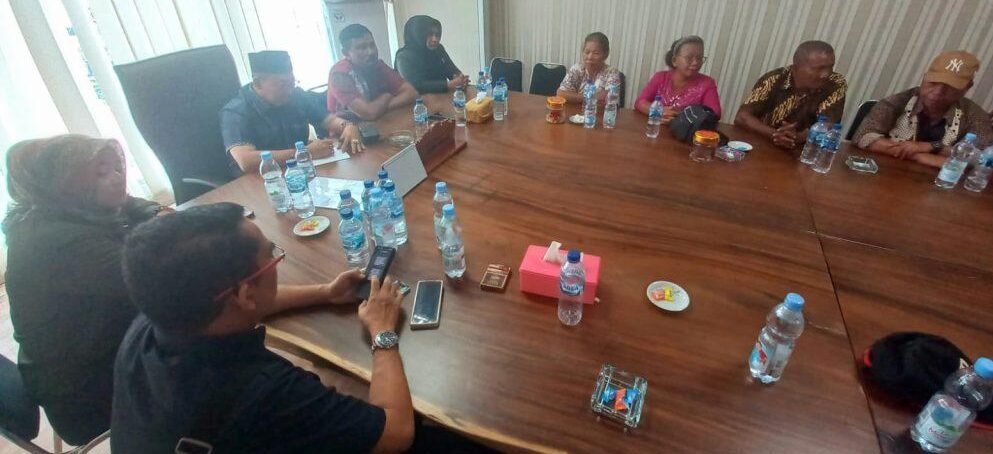 Puluhan warga Kelurahan Sei Mati, Kecamatan Medan mengadu ke Fraksi Hanura-PKB DPRD Kota Medan, Senin (25/8/2025)