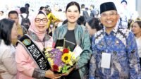 Ny Darmawati Anton Achmad Saragih foto bersama Ny Kahiyang Ayu usai pengukuhan. *