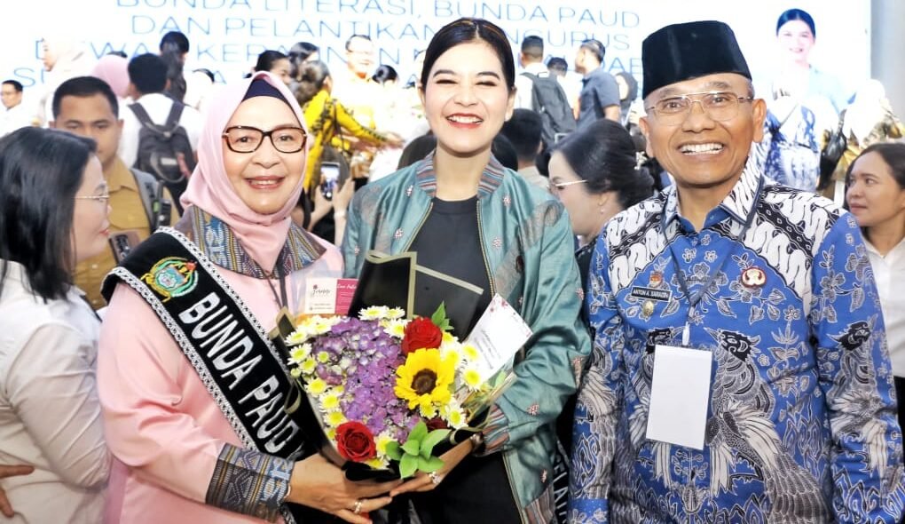 Ny Darmawati Anton Achmad Saragih foto bersama Ny Kahiyang Ayu usai pengukuhan. *