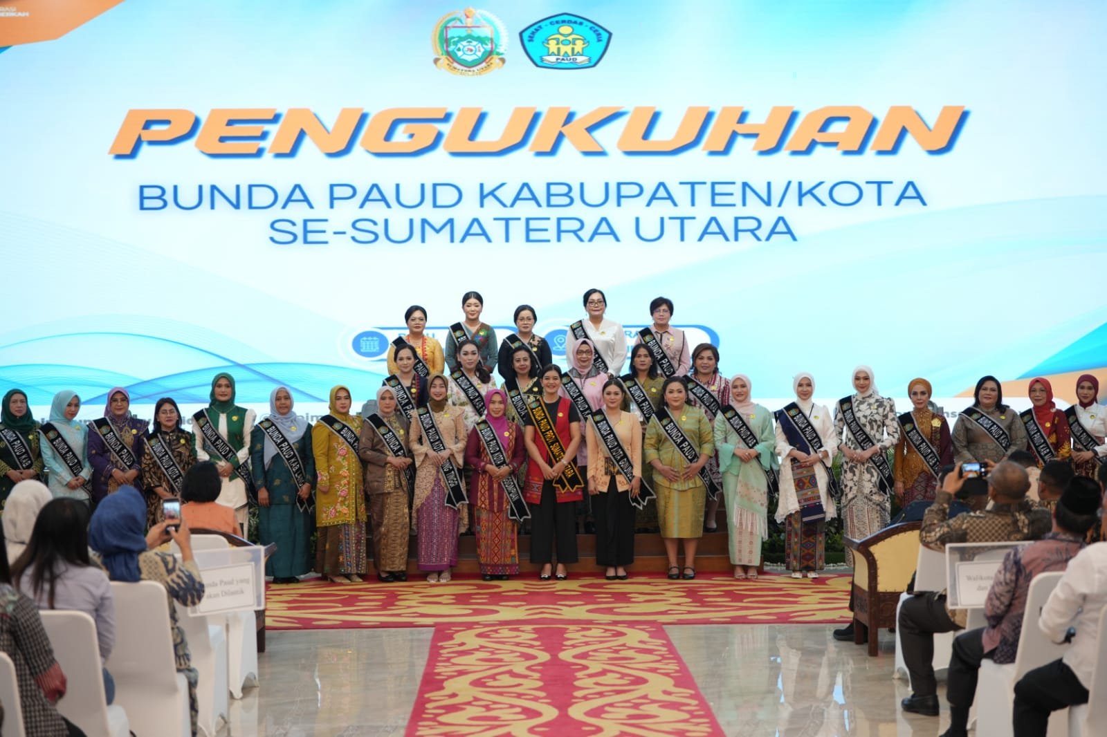 Bunda Literasi dan Bunda PAUD dari 33 Kabupaten/Kota se-Provinsi Sumatera Utara, foto bersama Ny Kahiyang Ayu Bobby Afif Nasution.