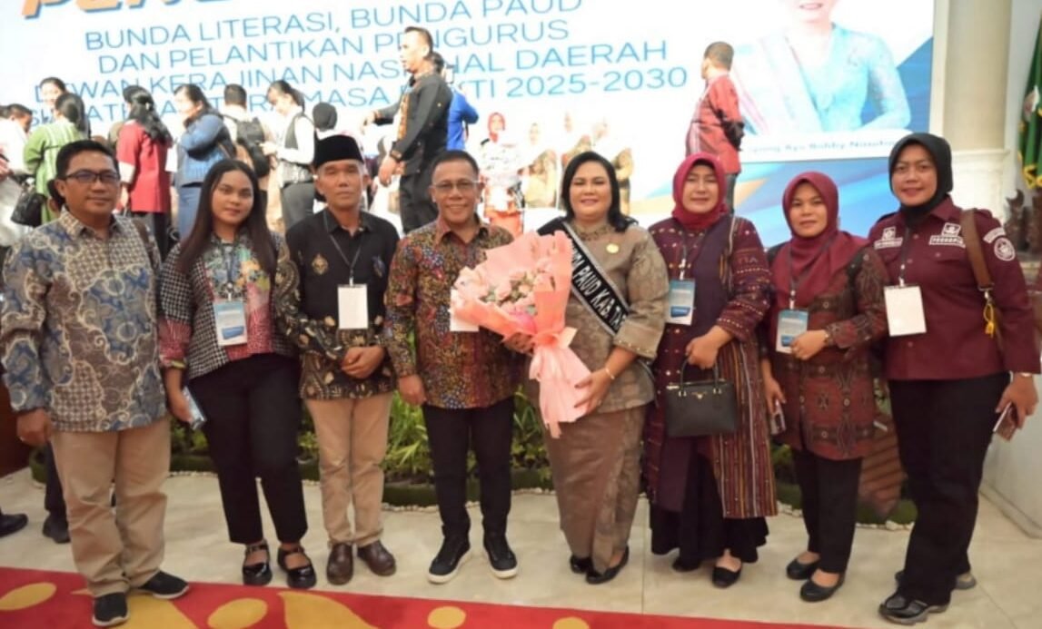 Gubsu Bobby Nasution usai pengukuhan fofo bersama dengan Bunda PAUD/Bunda Literasi se-Sumut, di Aula Raja Inal Siregar Kantor Gubsu, Rabu (13/8/2025). *