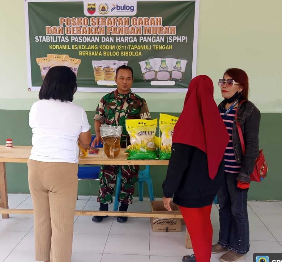 Potret kegiatan GPM di Koramil-05/Kolang Kodim 0211/TT, terlihat antusias masyarakat sangat tinggi untuk mendapatkan beras SPHP dan minyak goreng kemasan dengan harga terjangkau.*