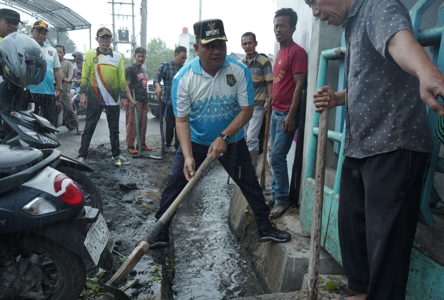 Wabup Asahan Rianto terlibat menggali Drainase di salah satu pasar tradisional*