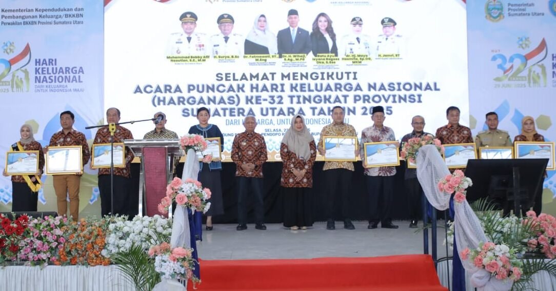 Bupati Asahan Taufik Zainal Abidin, Ketua TP PKK Kabupaten Asahan, Ny Yusnila Indriati Taufik, foto bersama Wagub H Surya