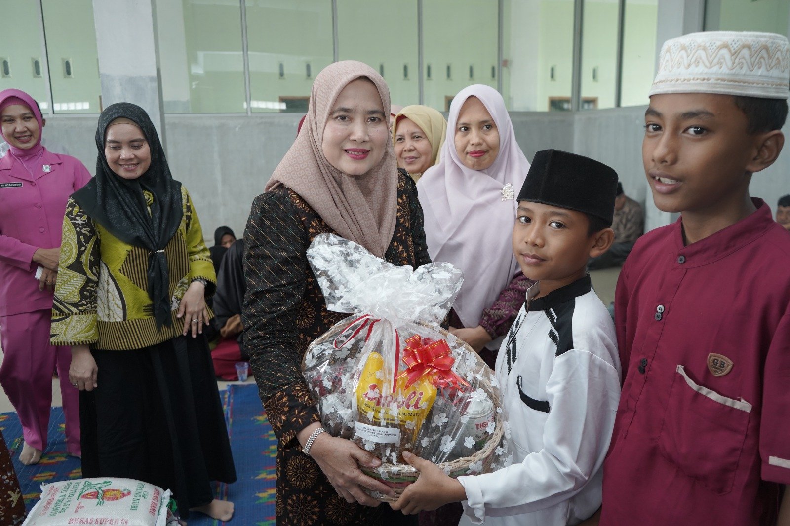 Ny Yusnila Indriati Taufik serahkan paket perlengkapan sekolah, kepada salah seorang anak yatim.