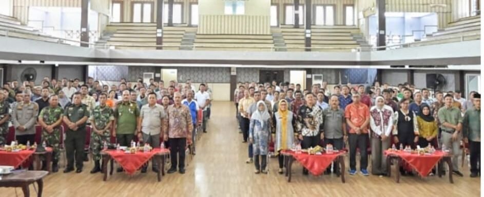 Wakil Bupati Tapteng Mahmud Efendi Lubis saat menyampaikan sambutan dan sekaligus membuka acara sosialisasi, di Aula GOR Pandan, Jumat (8/8/2025).
