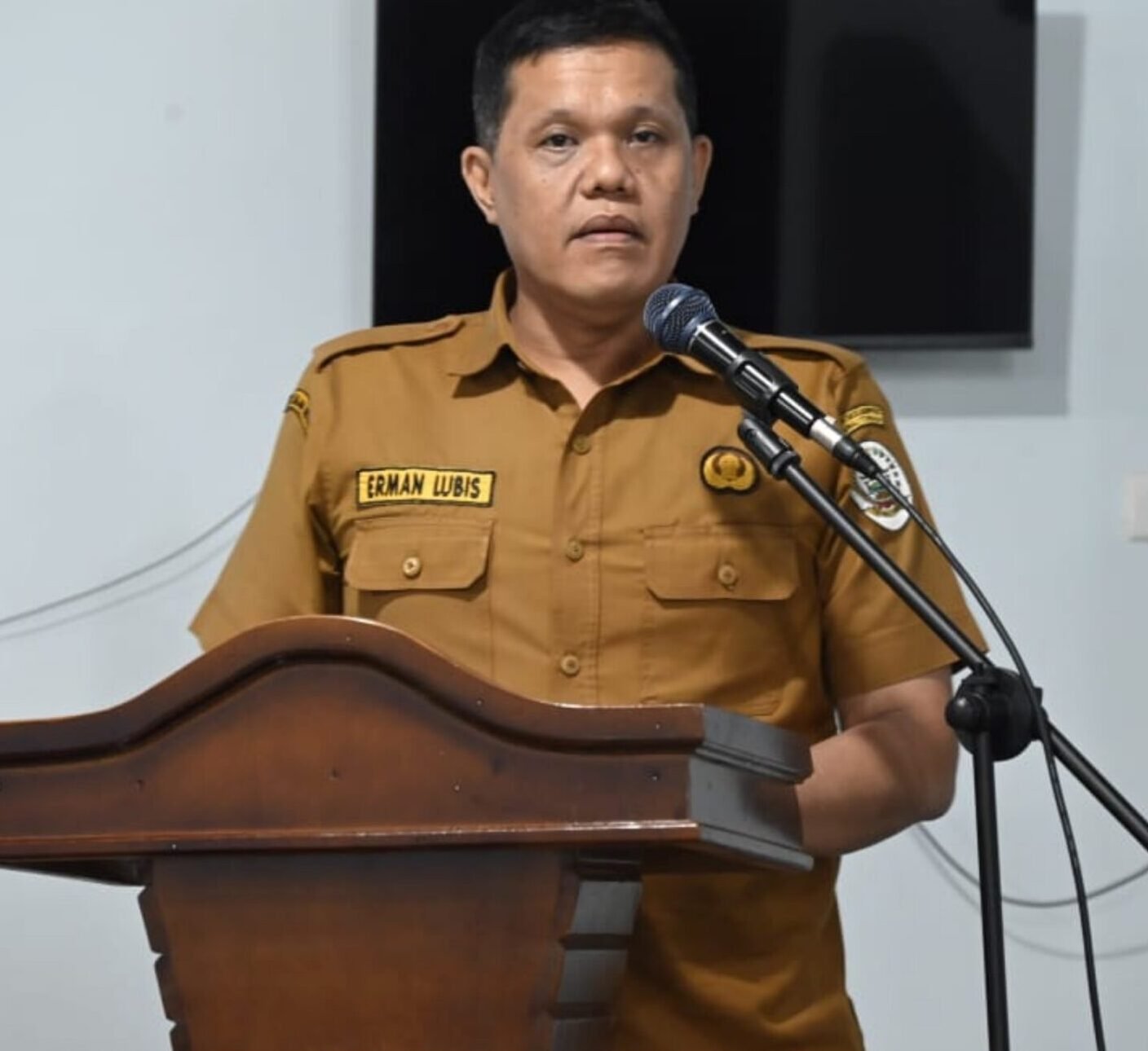 Plt. Asisten Pemerintahan dan Kesra Setdakab Tapteng, Erman Syahrin Lubis, S.Sos, MAP saat melaksanakan sosialisasi UKS di Hasian Hotel Tapteng, Senin (04/08/2025).